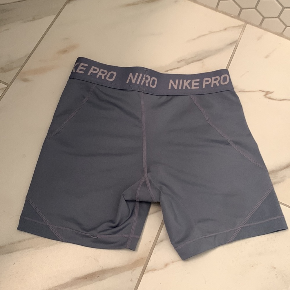 Nike Pros - Picture 2 of 4